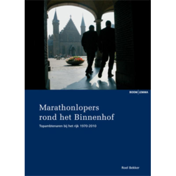 Marathonlopers rond het Binnenhof (Paperback) bij Singel 344
