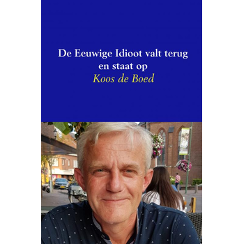 De Eeuwige Idioot valt terug en staat op (Paperback) van Koos De Boed