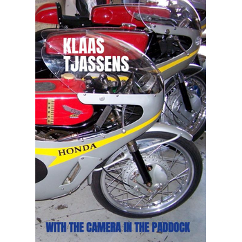 With the camera in the paddock (Paperback) bij Singel 344