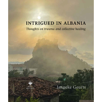 Intrigued in Albania (Paperback) bij Singel 344